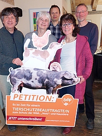 Kreisvorstand mit dem Aufsteller für den Tierschutzbeauftragten